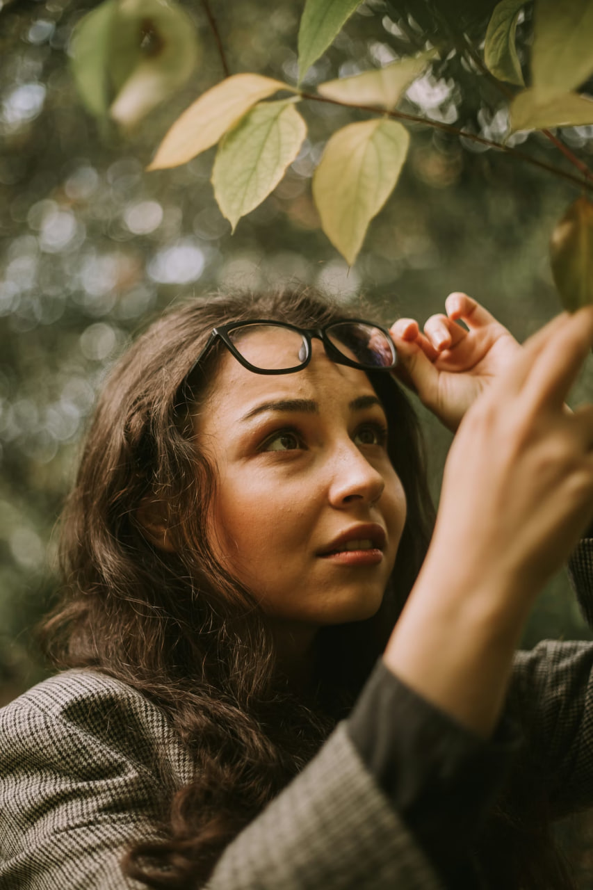Persoane active într-un context relaxat, asociat cu wellness-ul.